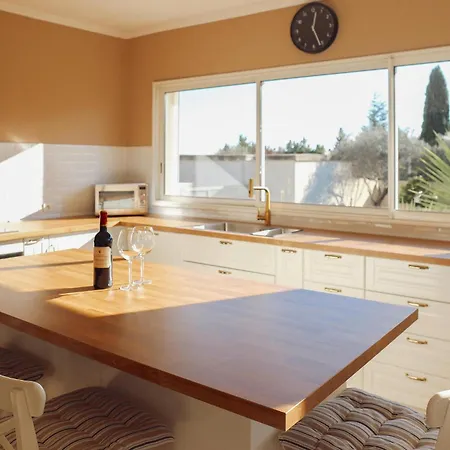Σπίτι διακοπών 3 Bedroom Stunning In Rochefort-du-Gard