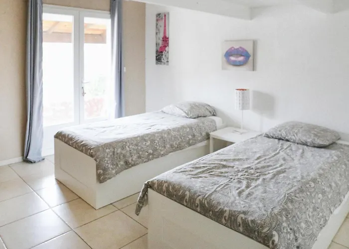 3 Bedroom Stunning In Casa de Férias Rochefort-du-Gard